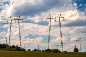 filas de torres eléctricas y líneas eléctricas. vista horizontal foto