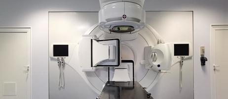 una parte del acelerador lineal moderno en la terapia del cáncer oncológico en un hospital moderno. foto