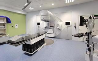 acelerador lineal avanzado médico en la terapia del cáncer oncológico en un hospital moderno. foto