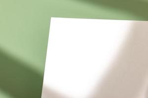 papel de plantilla con sombra sobre fondo verde pastel, gran diseño para cualquier propósito. fondo abstracto. plantilla de banner. publicidad foto