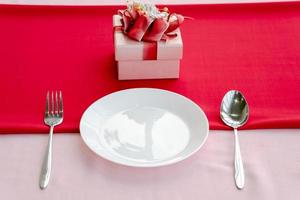 plato llano, tenedor y cuchara, caja de regalo. foto