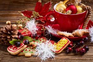 juguetes de navidad y galletas dulces en la mesa de madera. vista superior y enfoque selectivo. feliz año nuevo concepto foto