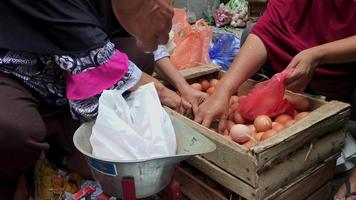 mujer asiática vendiendo huevos sirviendo a compradores de huevos en un centro comercial o en un mercado tradicional video