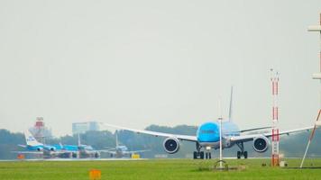 amsterdam, países bajos, 25 de julio de 2017 - klm boeing 787 dreamliner salida en la pista 24 kaagbaan. Aeropuerto de Shiphol, Amsterdam, Holanda video