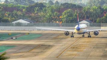 phuket, tailândia, 26 de novembro de 2015 - azur air boeing 767 vq buv taxiando após o pouso no aeroporto internacional de phuket, imagens hdr video