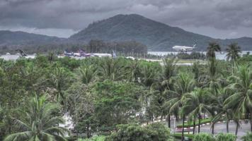 Phuket, Tailandia dicembre 2, 2016 - airbus 320 aria di seta si avvicina e atterraggio su bagnato pista di decollo di Phuket aeroporto. piovoso tempo atmosferico, hdr metraggio video