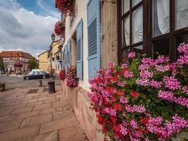 calles antiguas y pueblo medieval marmoutier, alsacia foto