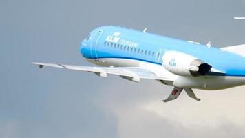 Amsterdam, de Nederland juli 25, 2017 - klm cityhopper fokker 70 ph kzl vertrek Bij landingsbaan 36l polderbaan. schiphol luchthaven, Amsterdam, Holland video