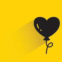 Globo de corazón sobre fondo amarillo ilustración vectorial vector