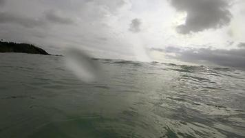 hoge vloedgolven op het strand van nai harn, thailand video