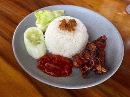 un plato de arroz con pato dulce asado foto