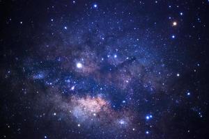 primer plano de la galaxia de la vía láctea con estrellas y polvo espacial en el universo foto