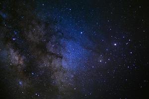 cierre la galaxia de la vía láctea con estrellas y polvo espacial en el universo, fotografía de larga exposición, con grano. foto