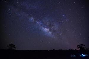 galaxia de la vía láctea y silueta de árbol con nube en el parque nacional phu hin rong kla, phitsanulok tailandia foto