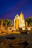 puesta de sol en el templo wat phar sri rattana mahathat o wat yai, phitsanulok en tailandia foto