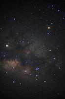 el centro de la galaxia de la vía láctea con estrellas y polvo espacial en el universo foto