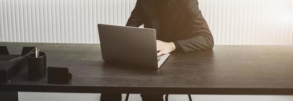 hombre de negocios usando laptop en casa. foto