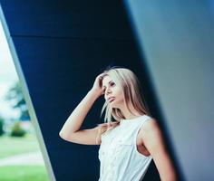 mujer en vestido blanco foto