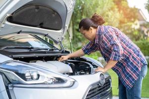 Sistema de motor mecánico de capó abierto para verificar y reparar daños en accidentes automovilísticos. foto