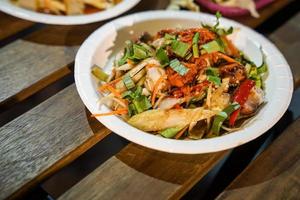 tres conchas estilo ensalada picante tailandesa en evento de camión de comida. foto