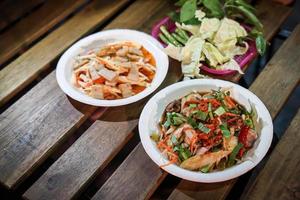 tres conchas estilo ensalada picante tailandesa en evento de camión de comida. foto