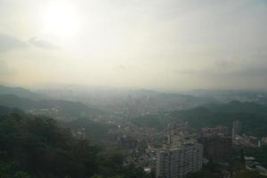 descripción general del paisaje urbano de la ciudad y el montaje, sesión de fotos desde la cima del monte en taipei, taiwán.