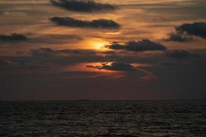 clásico hermoso crepúsculo romántico y asombroso momento de puesta de sol en la playa de chantaburi - al este de tailandia. foto