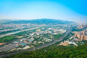 descripción general del paisaje urbano de la ciudad y el montaje, sesión de fotos desde la cima del monte en taipei, taiwán.