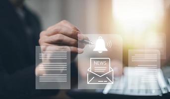 hombre de negocios usando el dedo táctil de la pluma para presionar el botón. botón de campana de notificación en la pantalla de la aplicación del teléfono inteligente, documentos en línea, firma electrónica del contrato, gestión de documentos digitales, foto