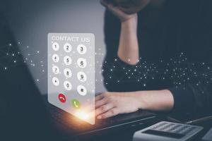 marcación en el teclado del teléfono virtual con botones de teléfono transparentes y de emergencia, botón táctil de hombre de negocios del número de teléfono en la pantalla, número de toque del dedo en el teléfono inteligente para hacer una llamada, cerrar foto