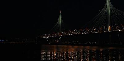 hermosa vista nocturna con puente de luces de san petersburgo rusia foto