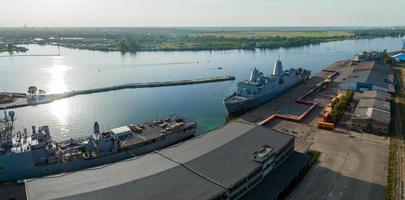 barcos de combate de los países de la otan en el puerto de riga foto