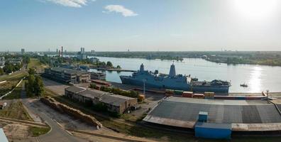 barcos de combate de los países de la otan en el puerto de riga foto