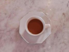 una taza de café en la mesa foto