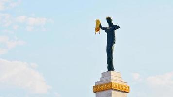 batumi, georgia, 2022 - vista de cerca de la estatua de medea en la plaza europea video