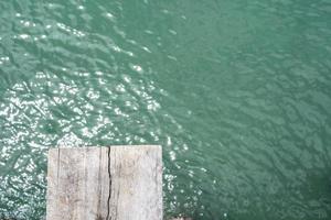 el piso de madera se extiende hacia el mar. espacio para la presentación de productos u objetos foto