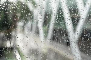 ciudad de la mañana, vista a través de la ventana en un día lluvioso. gotas de agua en el vaso en un día lluvioso. gotas de lluvia durante la lluvia en un día lluvioso fuera del cristal de la ventana con fondo borroso. foto