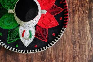 sombrero charro mexicano sobre mesa de madera. foto