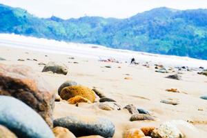 detalle de rocas de playa, costa de indonesia foto