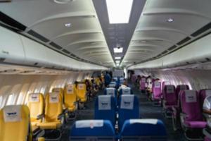 imagen borrosa de filas de asientos de avión de pasajeros en la cabina. interior del avión comercial en sus asientos durante el vuelo sección de pasajeros de clase económica del avión. foto