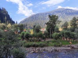 Cachemira es la región más hermosa del mundo, famosa por sus verdes valles, hermosos árboles, altas montañas y manantiales. foto