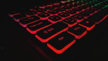 teclado de iluminación rgb foto de primer plano