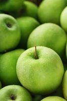primer plano de jugosa manzana verde con gotas de rocío. foto