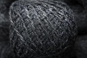 enredos de hilo gris de primer plano de lana natural foto