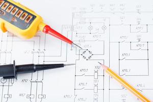 indicador de voltaje amarillo en primer plano en el diagrama eléctrico foto