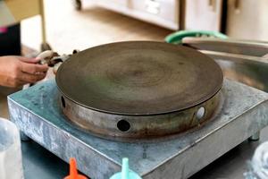 sartén de crepé vacía en el mercado, comida callejera foto