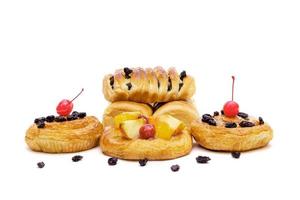 pastelería danesa con frutas aislado sobre fondo blanco. foto