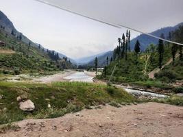 Cachemira es la región más hermosa del mundo, famosa por sus verdes valles, hermosos árboles, altas montañas y manantiales. foto