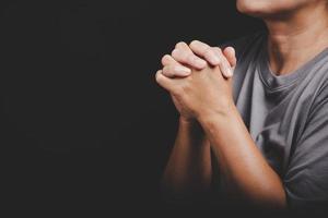 cristianismo mujer católica mano orar y adorar en la iglesia, manos dobladas en concepto de oración por la fe, la espiritualidad y la religión, manos levantadas en el fondo de la adoración. foto