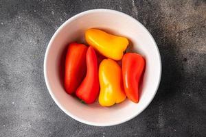 pimiento pequeño verdura fresca comida saludable merienda en la mesa espacio de copia fondo de comida foto